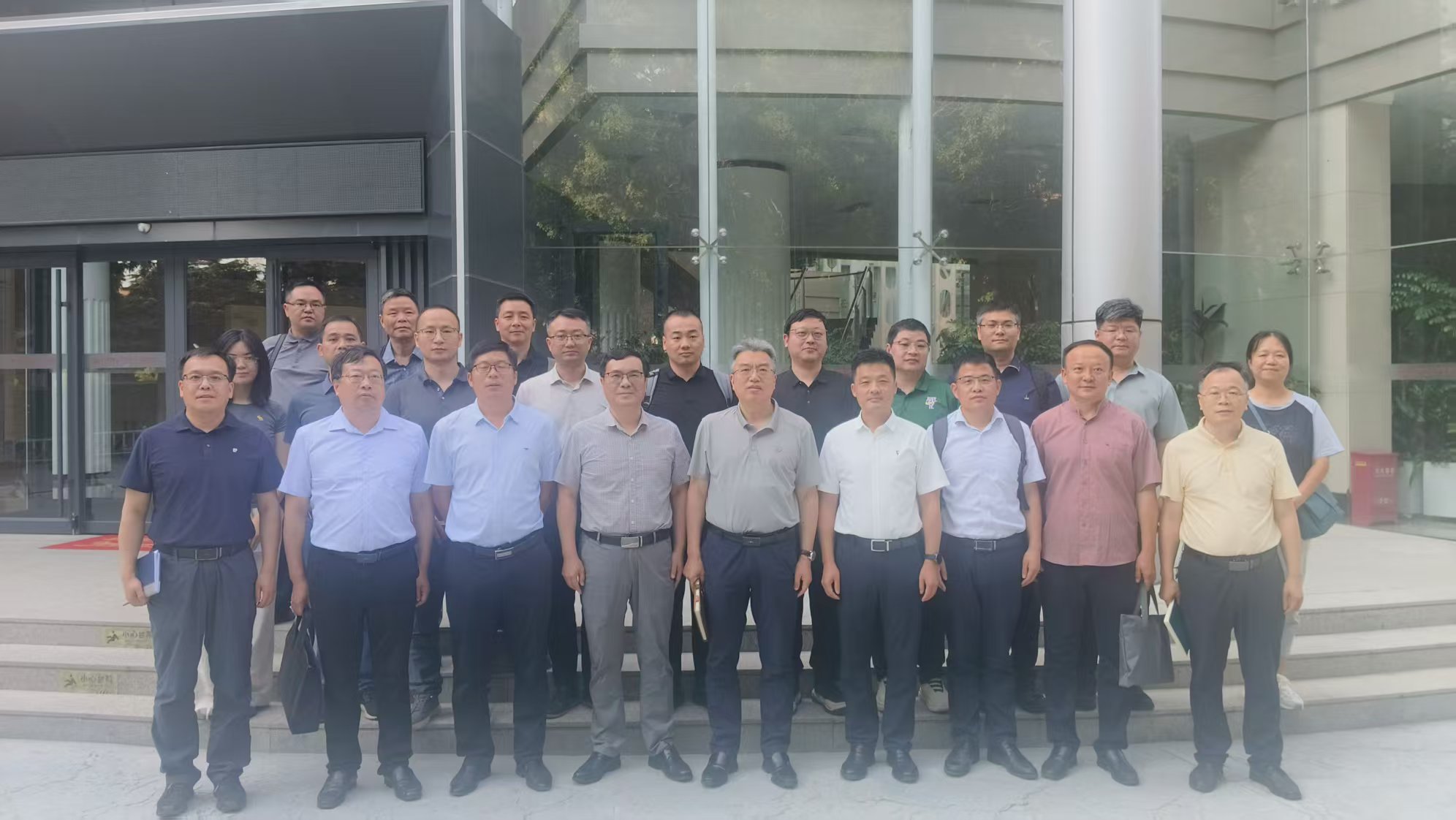 泰兴市人民政府一行到校调研交流
